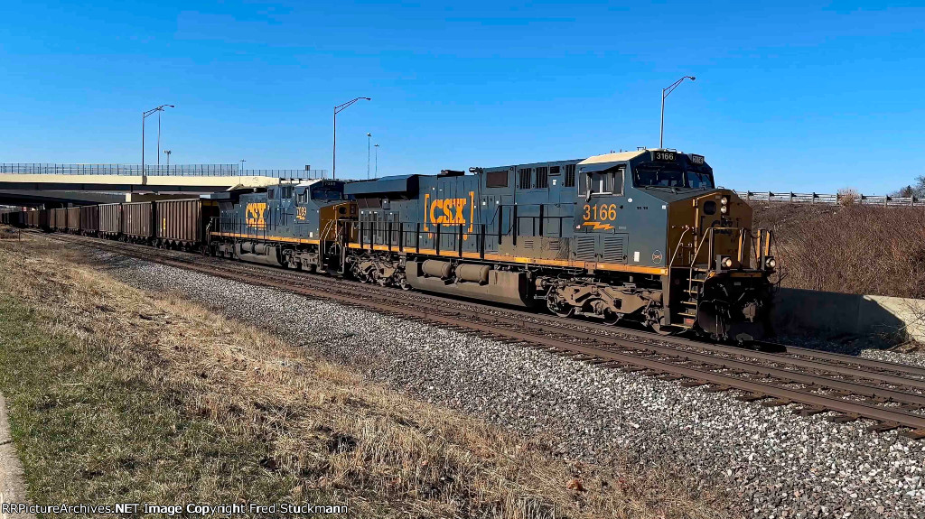 CSX 3166 leads E700 east.